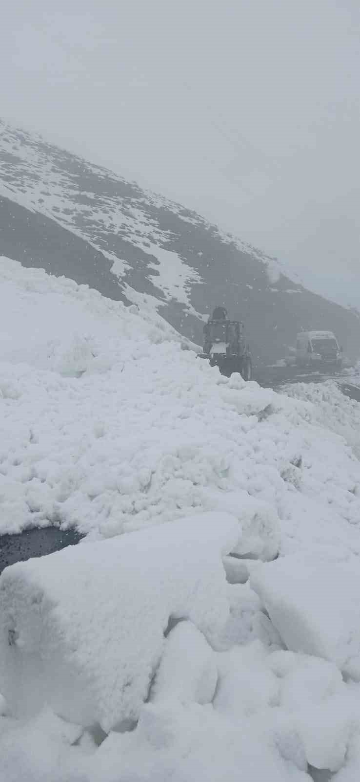 Şırnak&rsquo;ta &ccedil;ığ nedeniyle kapanan yol ulaşıma a&ccedil;ıldı
