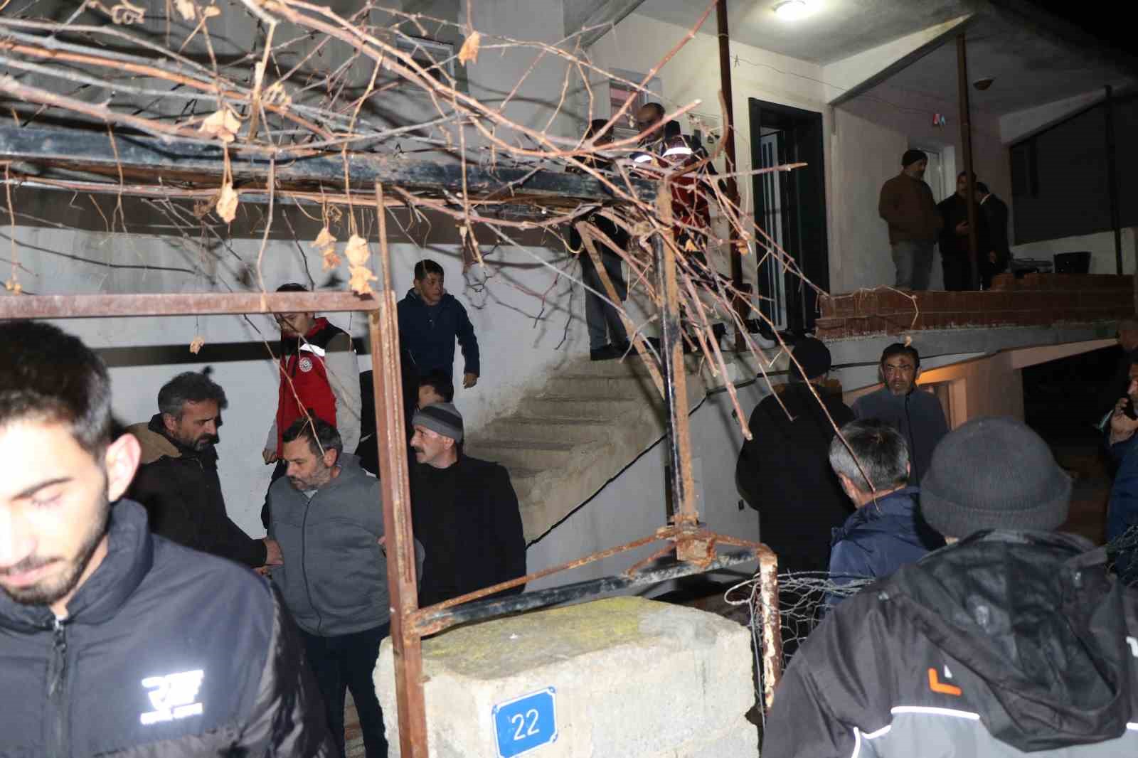 Şehidin baba ocağına T&uuml;rk bayrakları asıldı 