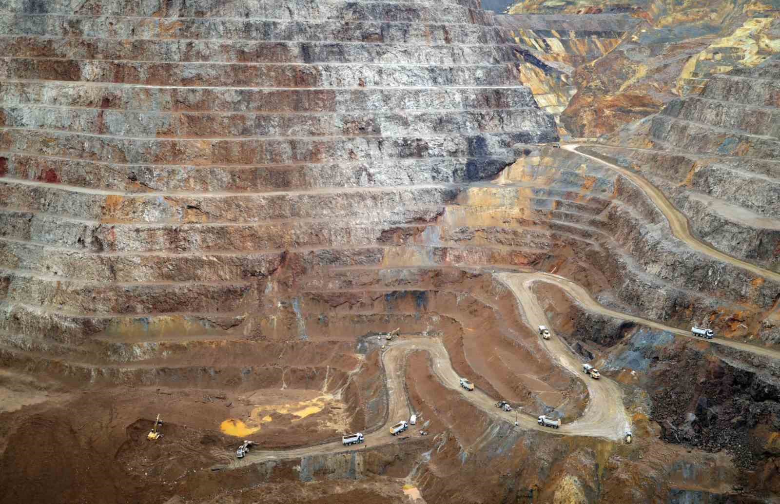 Bakan Bayraktar, gazetecilere bilgilendirmede bulundu
