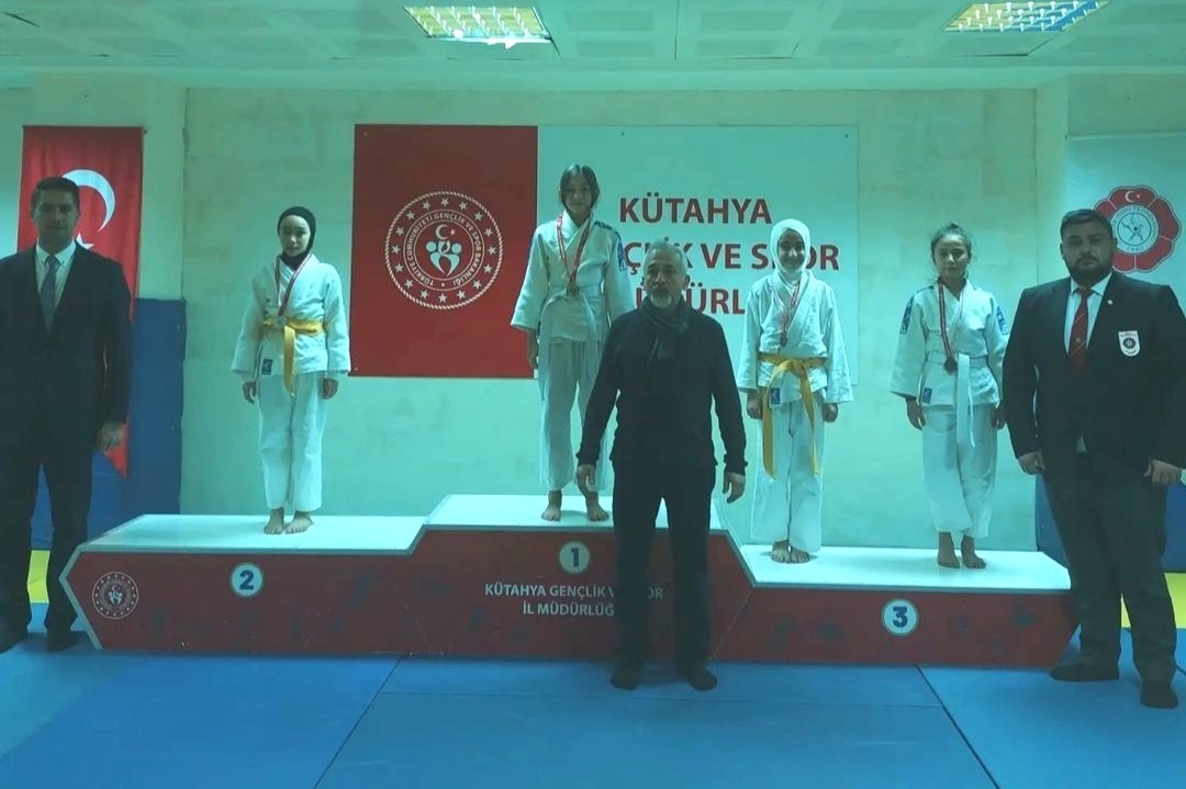 K&uuml;tahya Ahteri İmam Hatip Ortaokulunun judo başarısı
