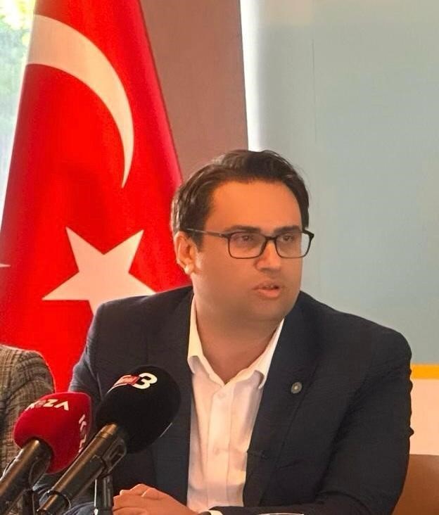 Emre Afacan: "İnsanların y&uuml;zlerini g&uuml;ld&uuml;recek projelerle geliyoruz"
