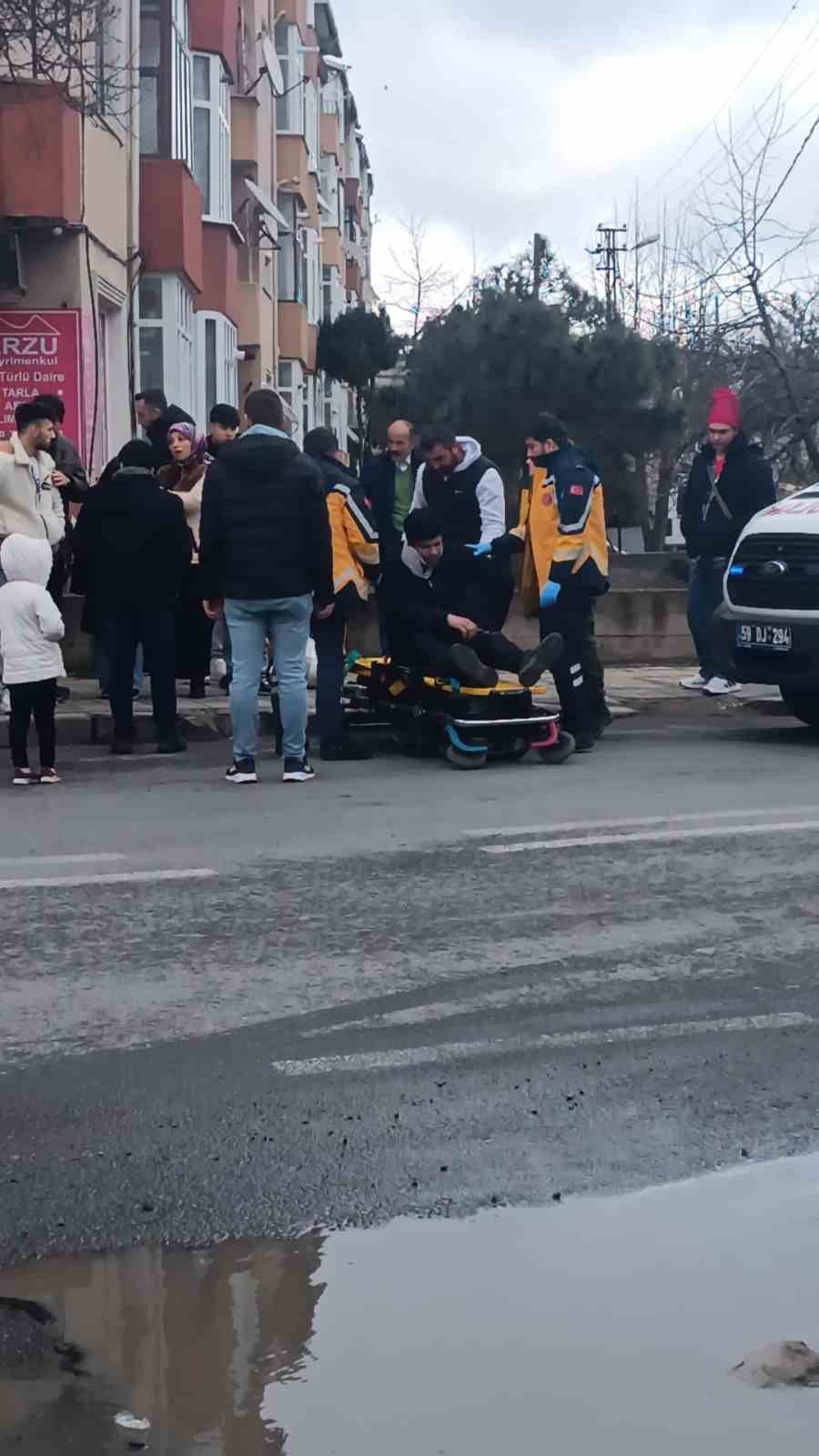 Yoldan çıkan otomobil bankta oturan vatandaşa çarptı