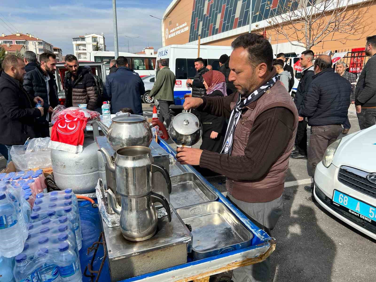 İhtiya&ccedil; sahiplerine burs ulaşsın diye kendi &ccedil;ocuğu i&ccedil;in &ccedil;ay satıyor
