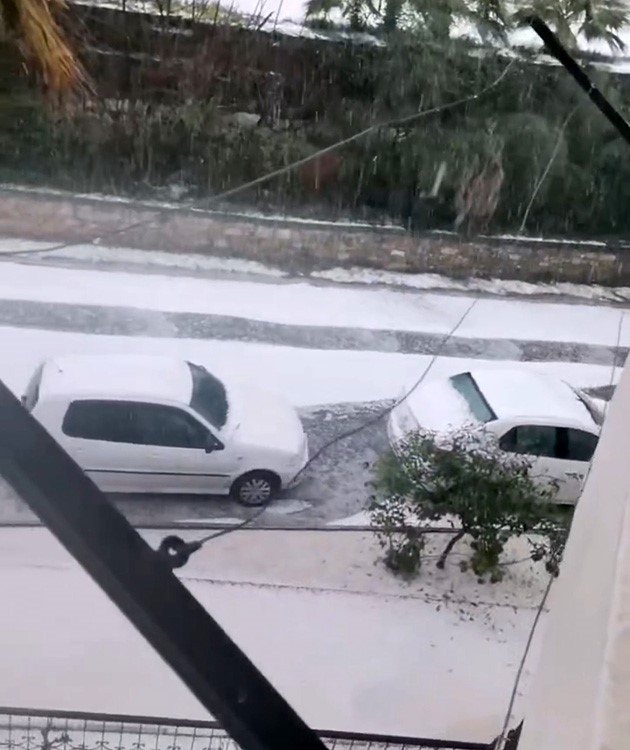 Adana’da dolu sokakları beyaza bürüdü
