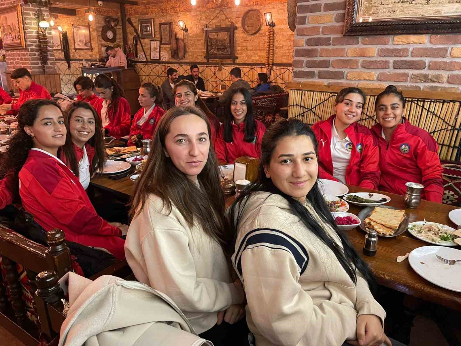 Y&uuml;ksekova Belediyespor Kadın Futbol Takımı yemekte bir araya geldi

