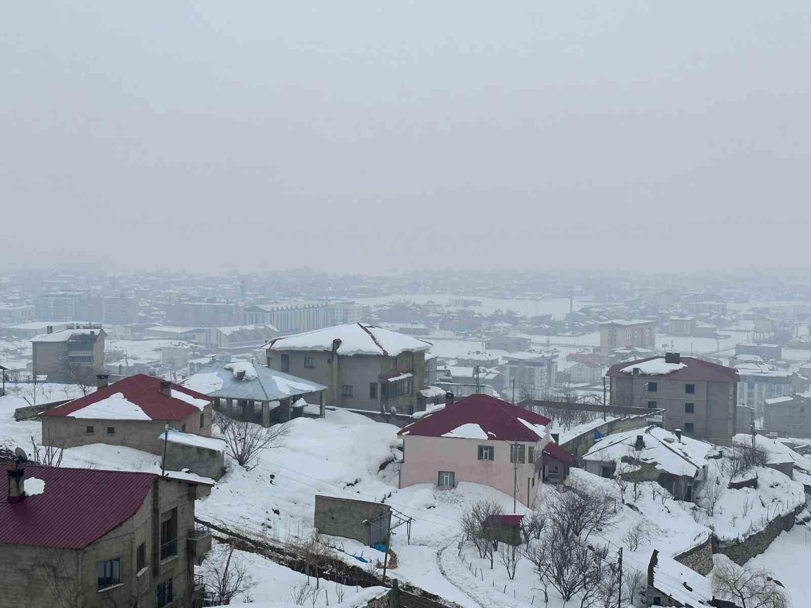 Yüksekova’da uçak seferlerine sis engeli