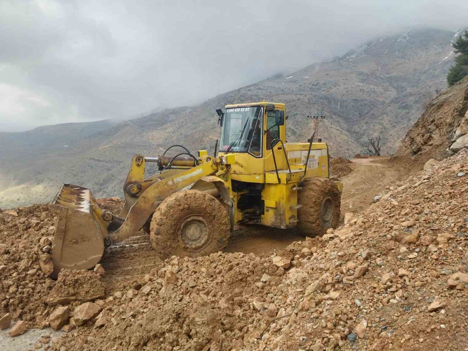 Sason&rsquo;da k&ouml;y yollarında genişletme &ccedil;alışması başlatıldı
