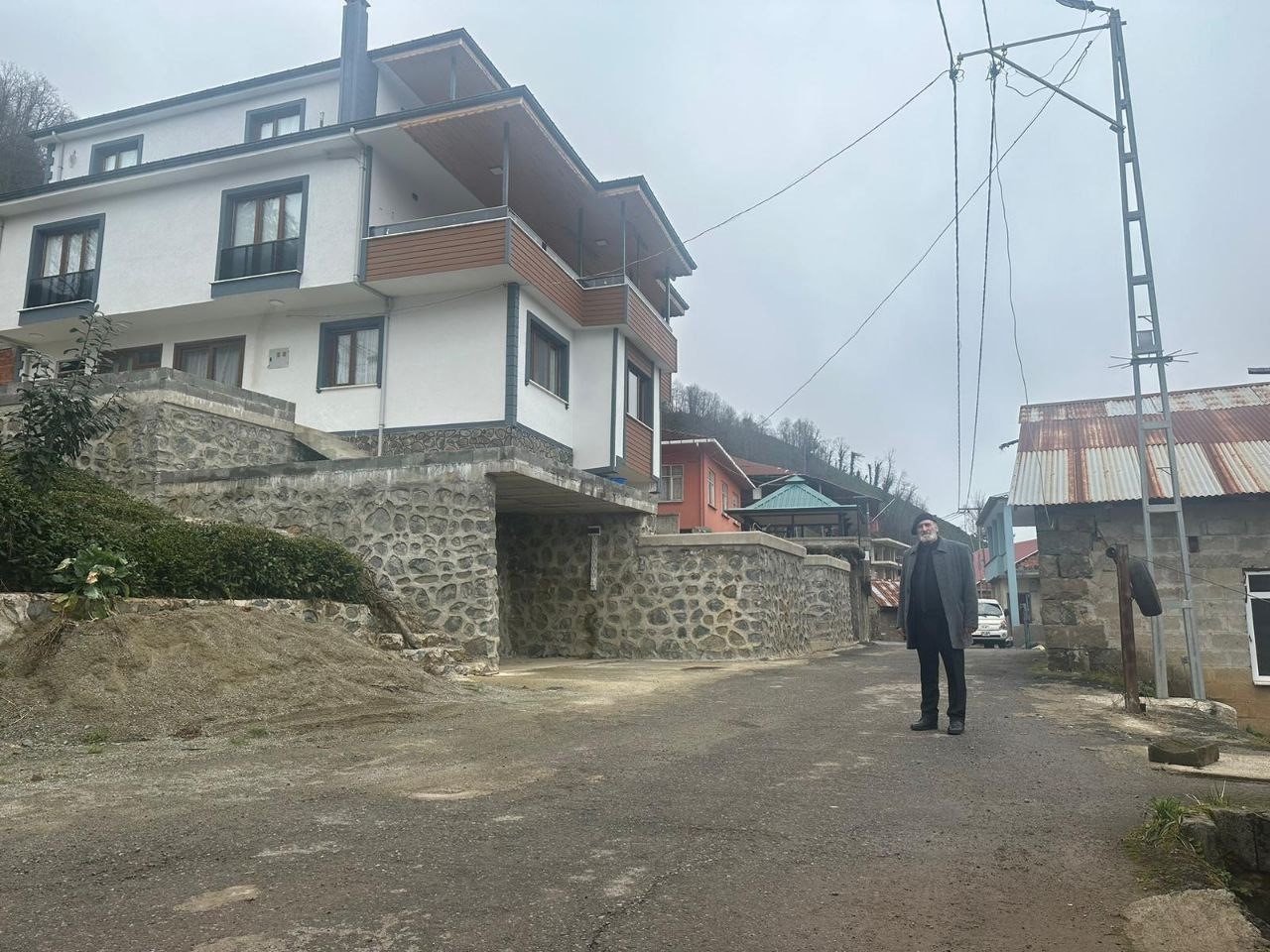 433 n&uuml;fuslu k&ouml;y&uuml;n muhtar adayından iş makinesi ve kamyon vaadi
