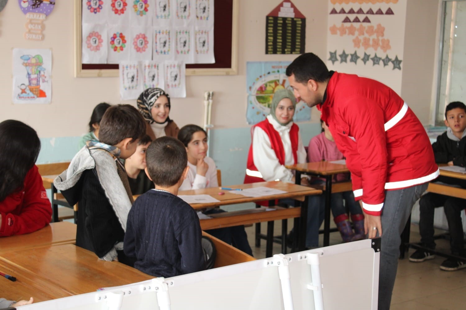 Kızılay&rsquo;dan Eleşkirt&rsquo;teki &ouml;ğrencilere s&uuml;rpriz ziyaret
