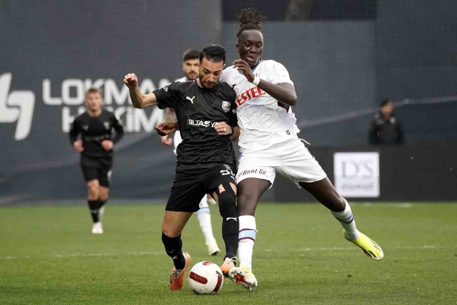 Trendyol Süper Lig: Pendikspor: 0 - Trabzonspor: 0 (İlk yarı)
