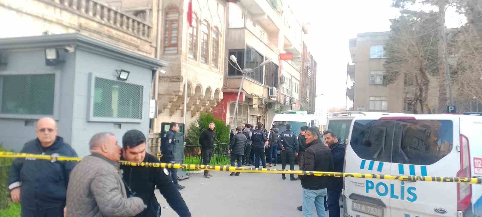 Boşanma aşamasında olduğu eşini öldürülüp, kendini vurdu