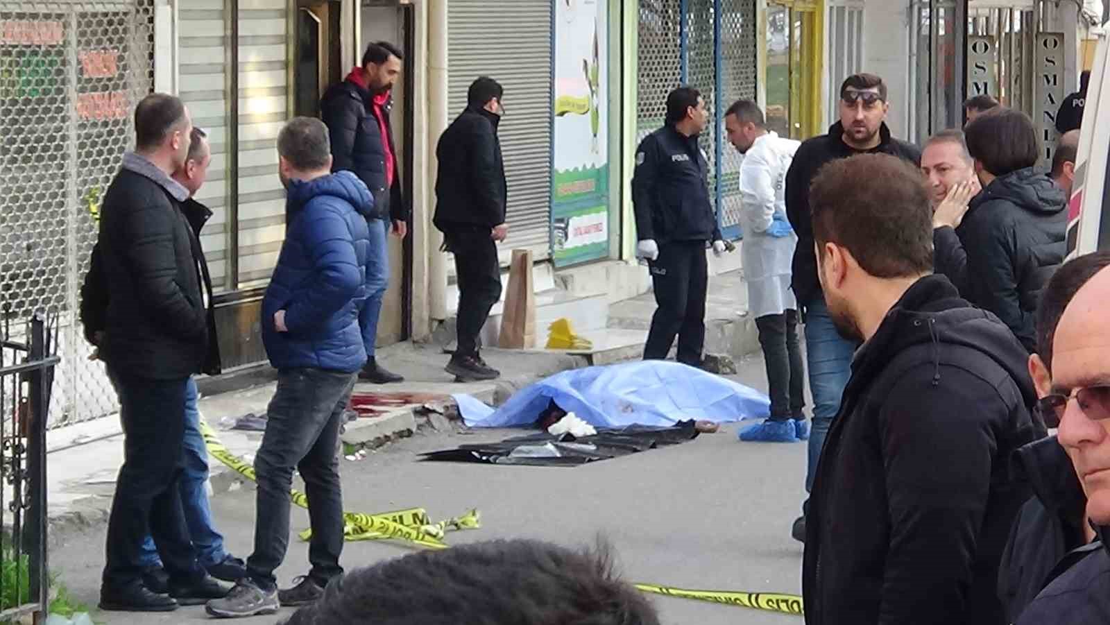 Boşanma aşamasında olduğu eşini öldürülüp, kendini vurdu