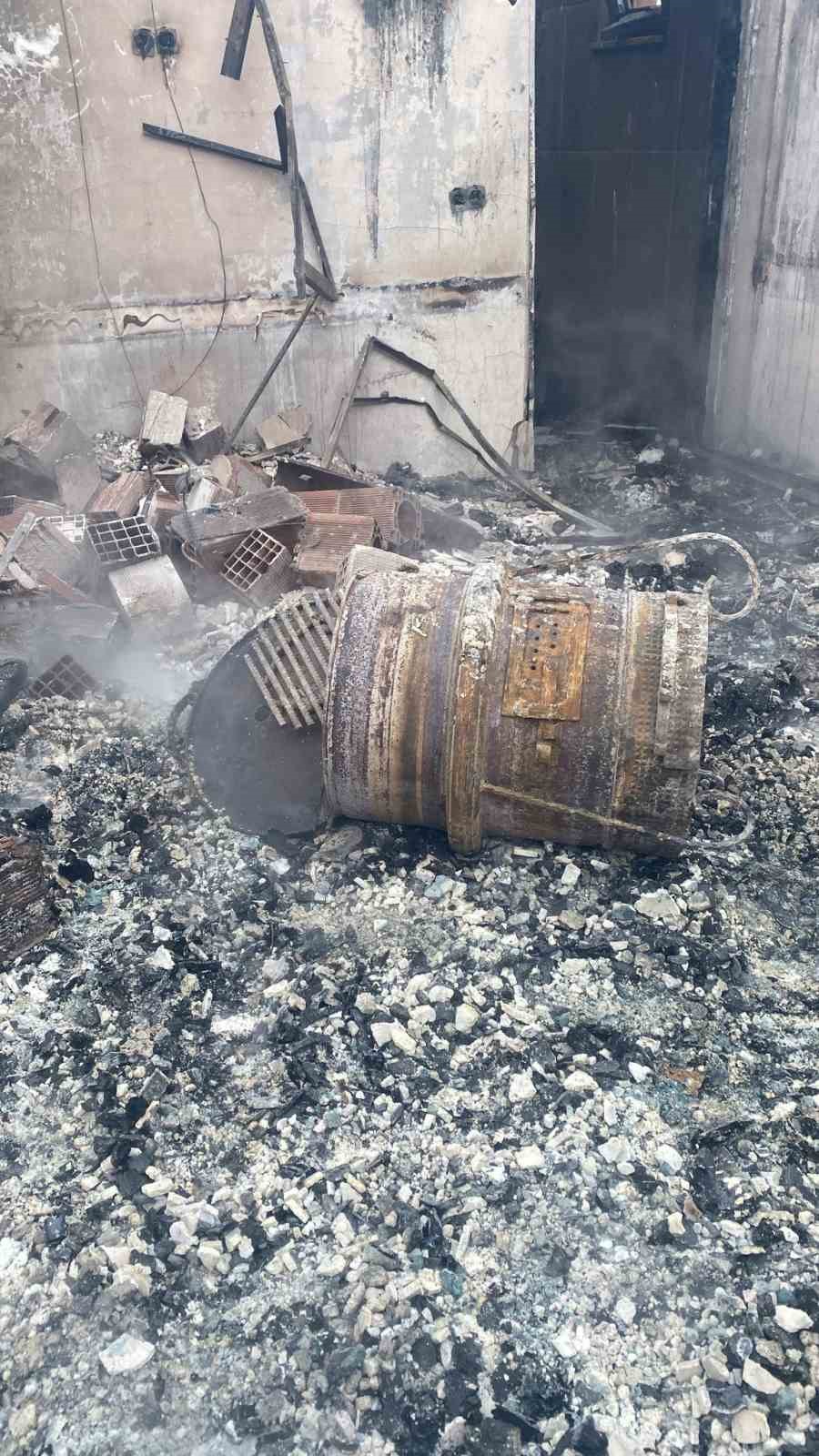 G&uuml;m&uuml;şhane&rsquo;de &ccedil;ıkan yangında 2 katlı k&ouml;y konağı ve muhtarlık k&uuml;le d&ouml;nd&uuml;
