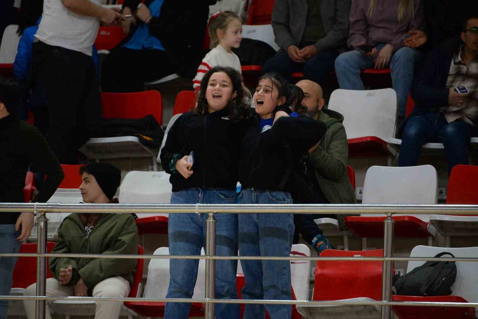 Boz&uuml;y&uuml;k Belediyesi Eğitim ve Spor Kul&uuml;b&uuml; Voleybol Takımı, yarı finale y&uuml;kseldi
