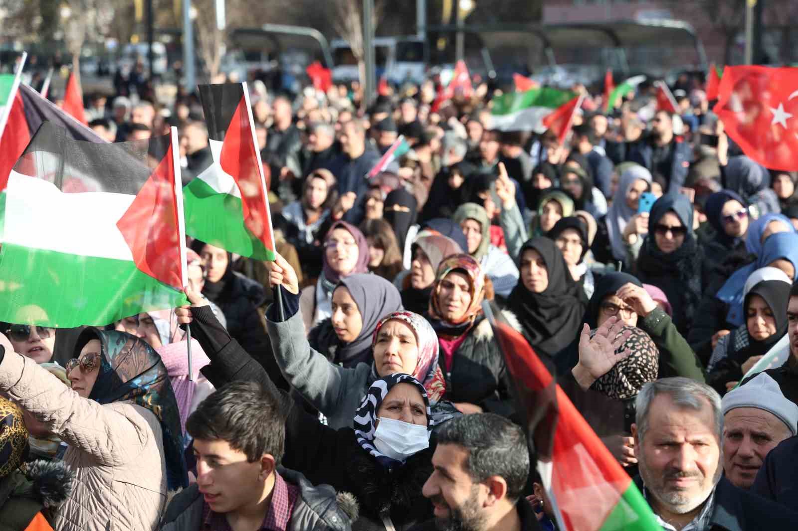 Elazığ’da binlerce kişi Filistin için yürüdü