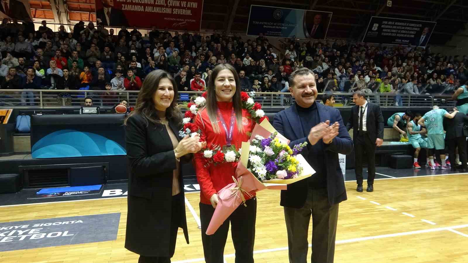 Yasemin Adar&rsquo;a coşkulu t&ouml;ren
