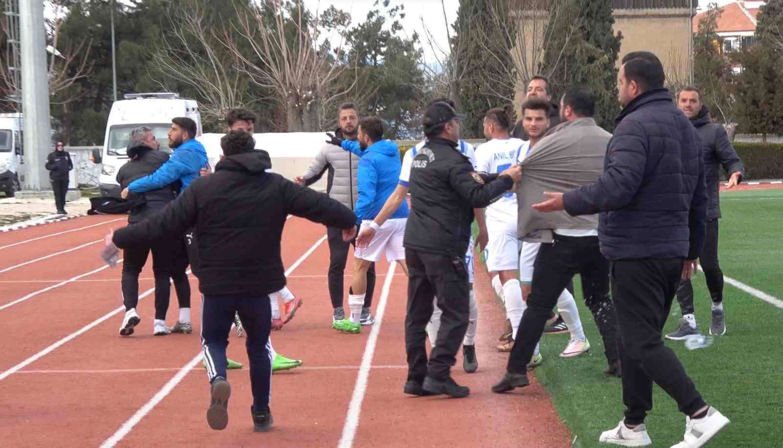 Mak&uuml;spor - Didim Belediyespor ma&ccedil;ının bitiş d&uuml;d&uuml;ğ&uuml;yle saha karıştı
