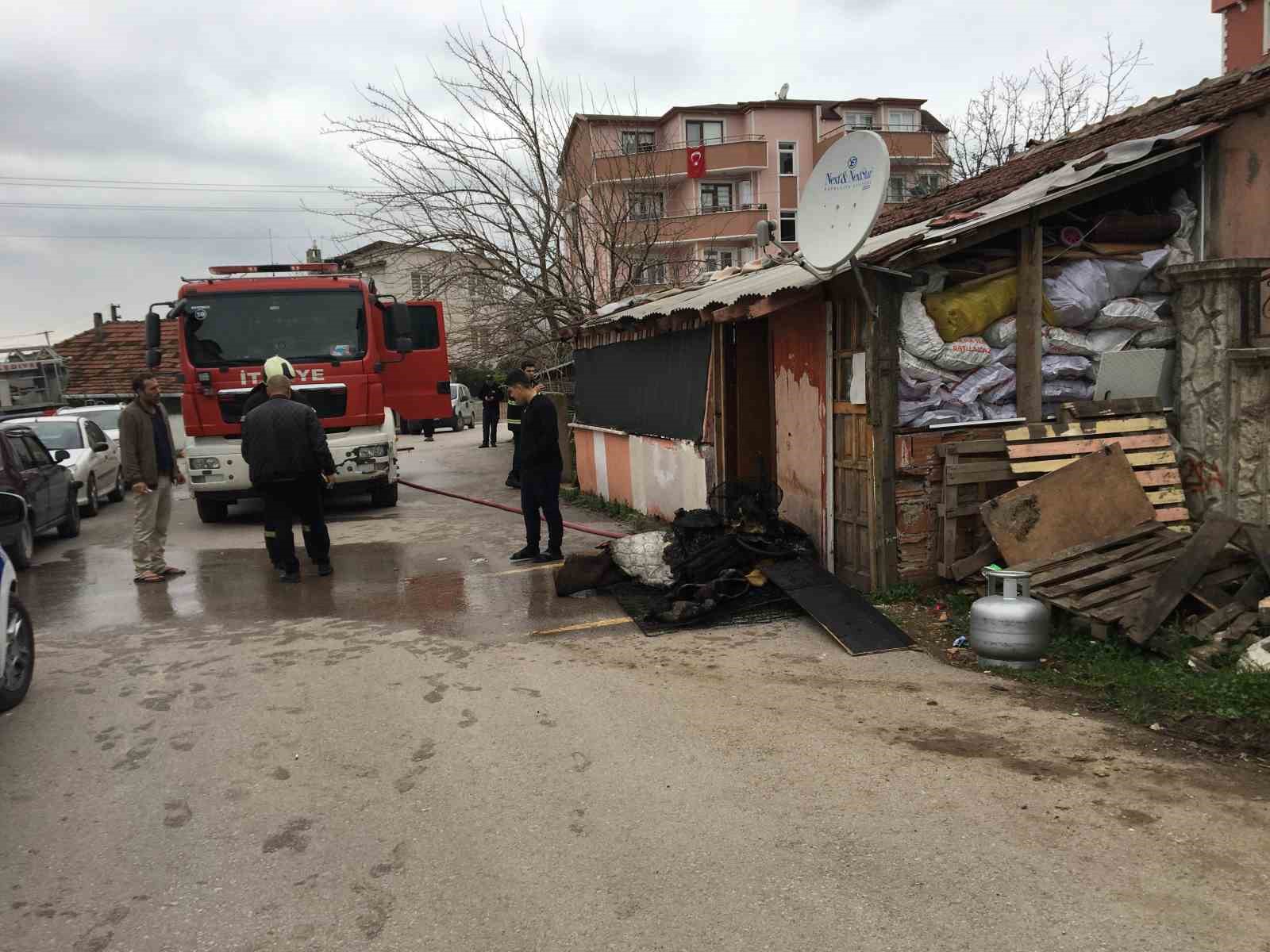 Babası namaz kıldığı esnada gecekonduyu ateşe verdi 
