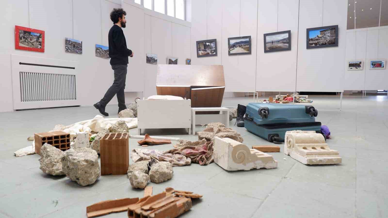 Fotoğraflarla depremin acı y&uuml;z&uuml;n&uuml; anlattı
