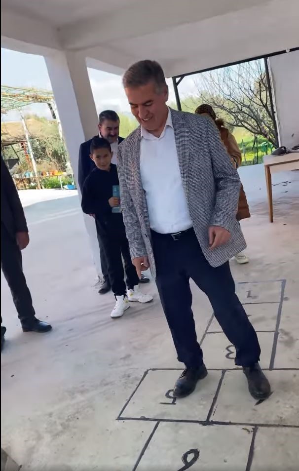 Başkan Erol, seçim çalışmalarına mola verdi çocukluğuna döndü
