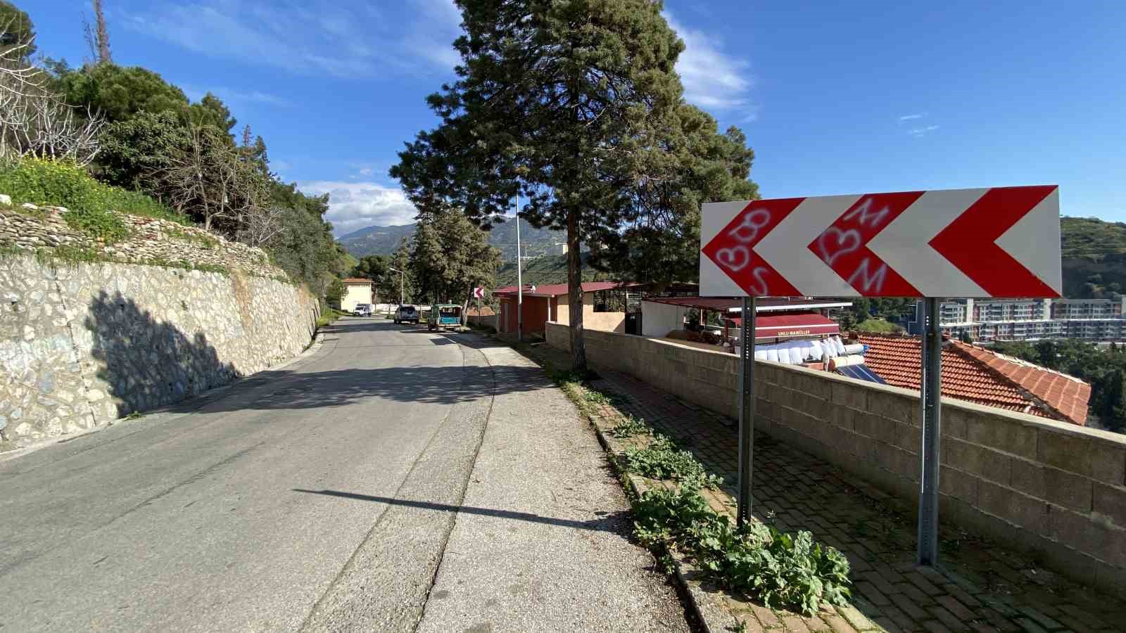 Trafik ve yönlendirme levhaları aşıkların karalama tahtası oldu
