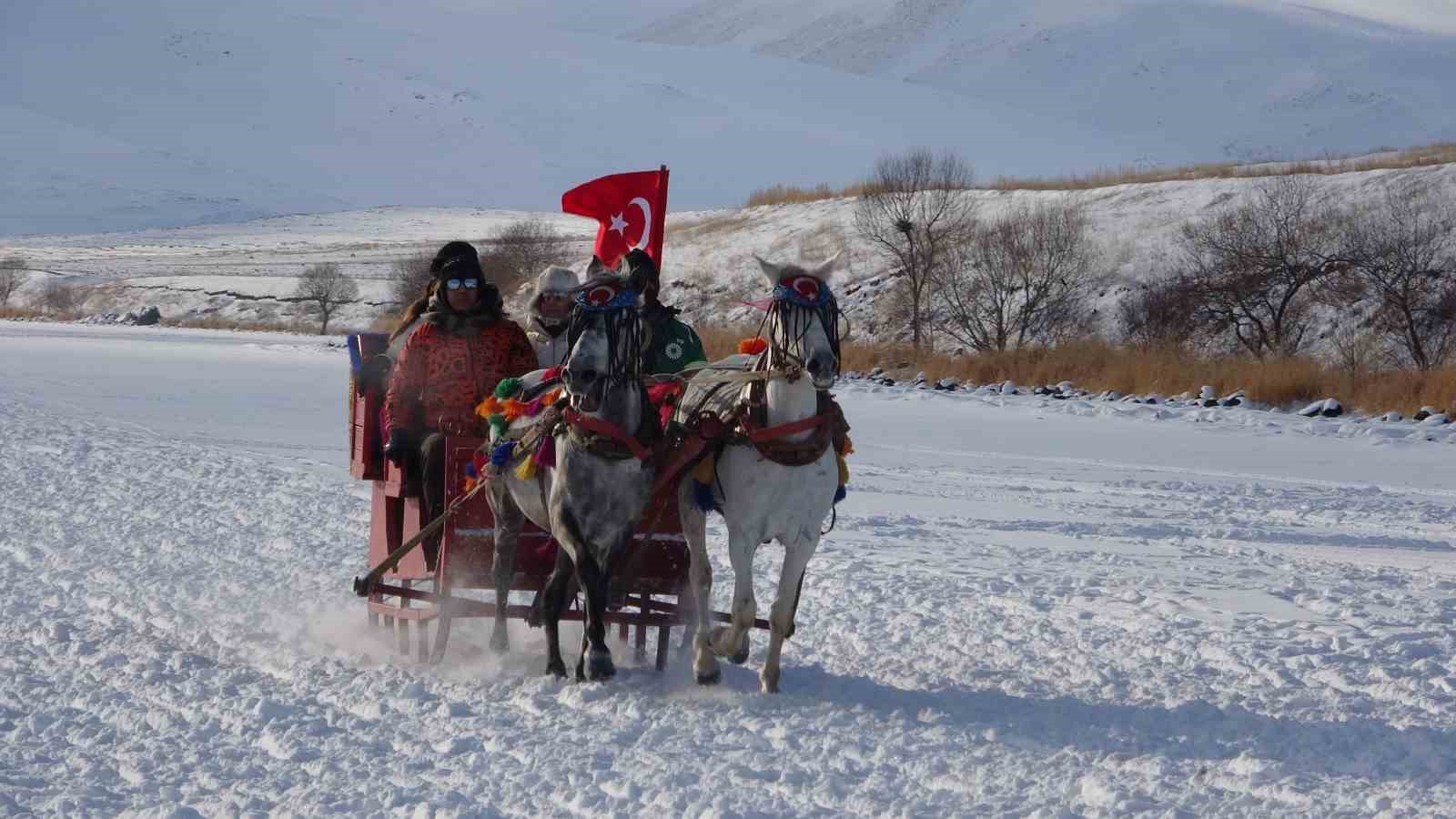 Çıldır Gölü’nde hafta sonu yoğunluğu
