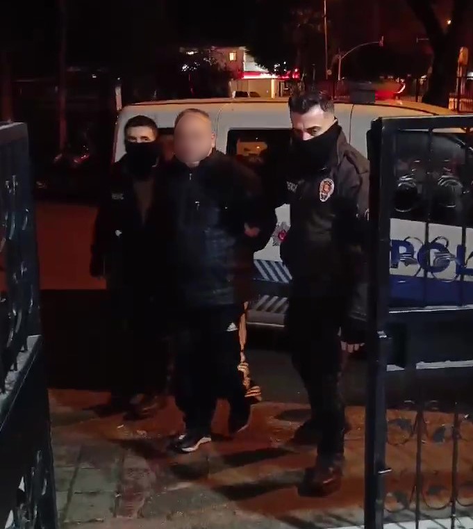 Uyuşturucu satmaktan 15 yıl 8 ay hapis cezası olan h&uuml;k&uuml;ml&uuml; bek&ccedil;iden ka&ccedil;amadı
