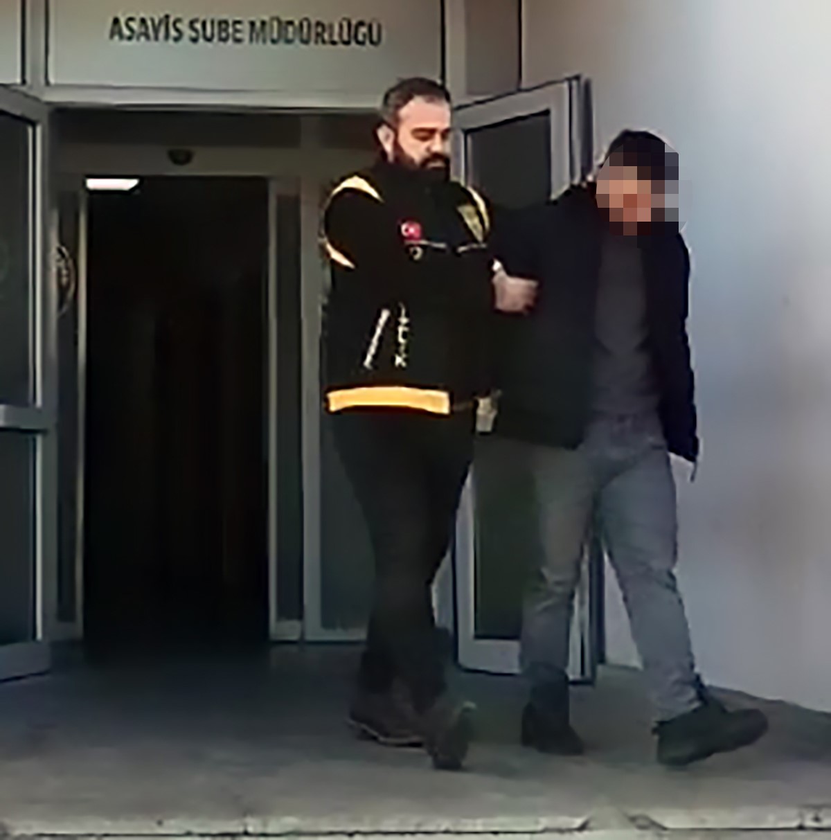 Motosikleti d&uuml;z kontak yapamadı, hafif ticari aracına y&uuml;kleyerek &ccedil;aldı
