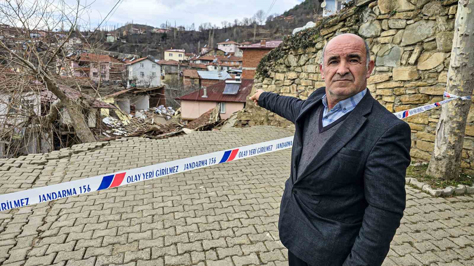 Heyelan yaşanan k&ouml;y&uuml;n &ouml;nemli bir b&ouml;l&uuml;m&uuml; taşınacak
