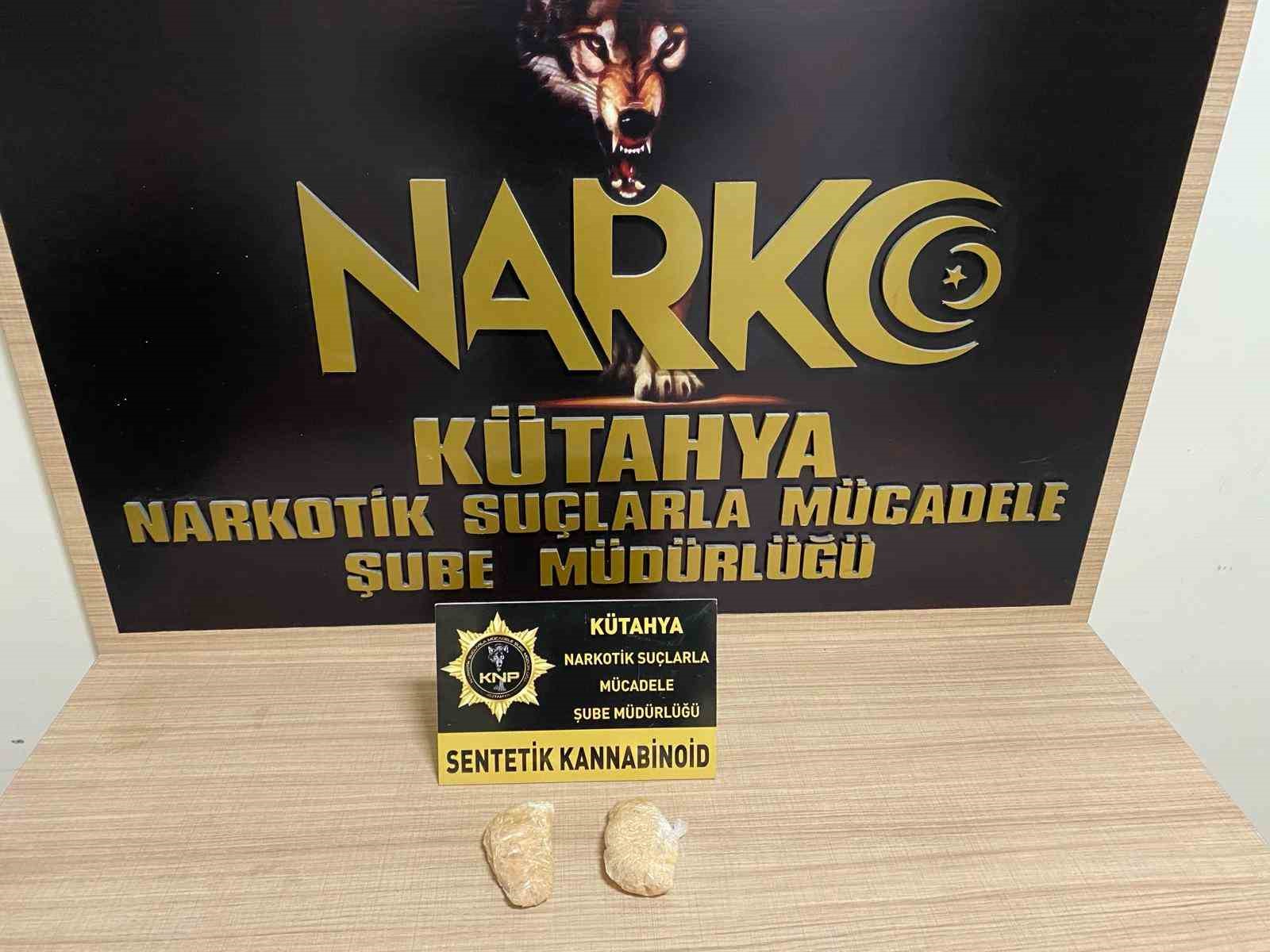 Kütahya’da uyuşturucu kuryesi kadının sütyeninde uyuşturucu bulundu