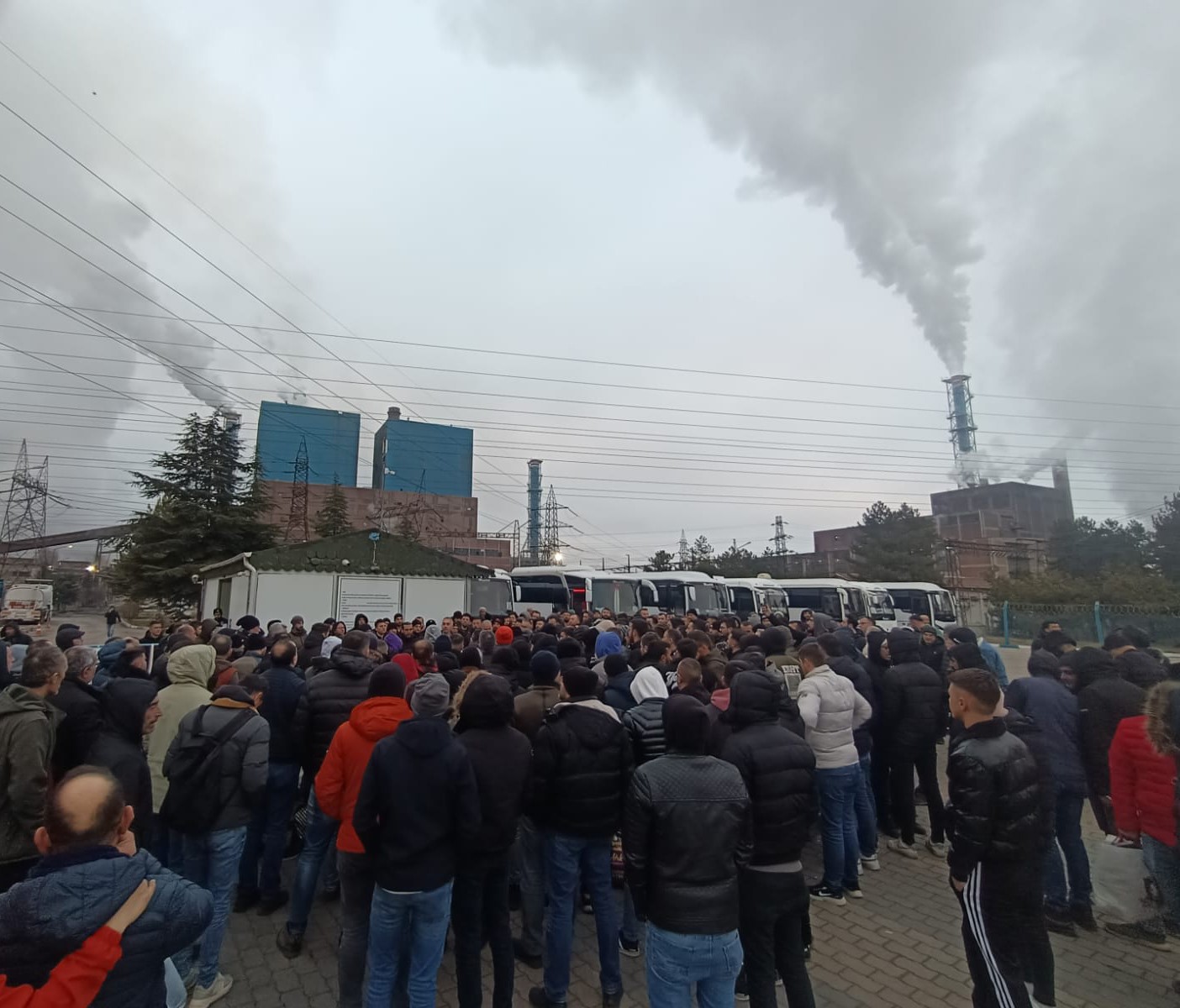 &Ccedil;elikler Holding&rsquo;e ait termik santrallerinde &ccedil;alışan y&uuml;zlerce iş&ccedil;i eylem yaptı
