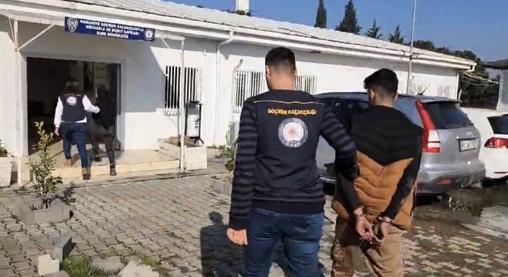 Kaçak göçmen taşıyan sürücü, aracı polisin üzerine sürdü o anlar kamerada
