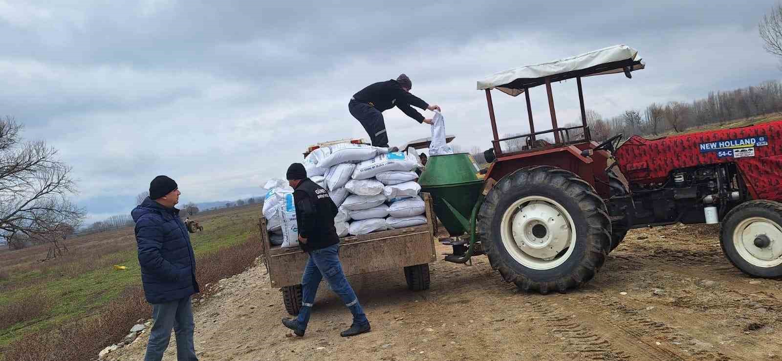 Simav’da bin dekar mera alanında gübreleme çalışması