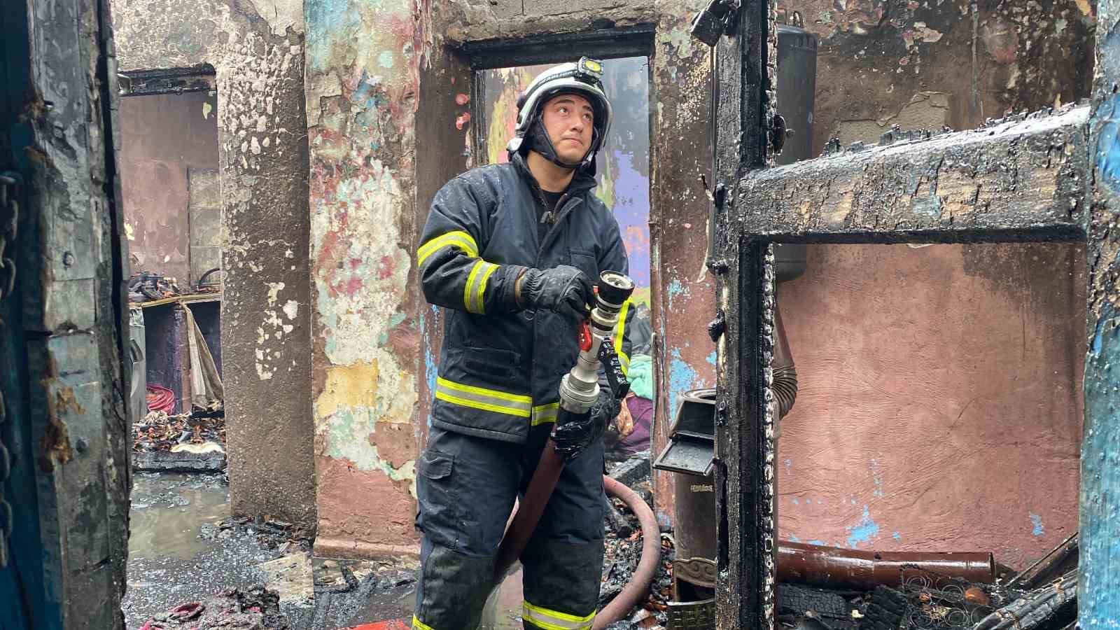 Sobadan &ccedil;ıkan yangın iki evi kullanılamaz hale getirdi
