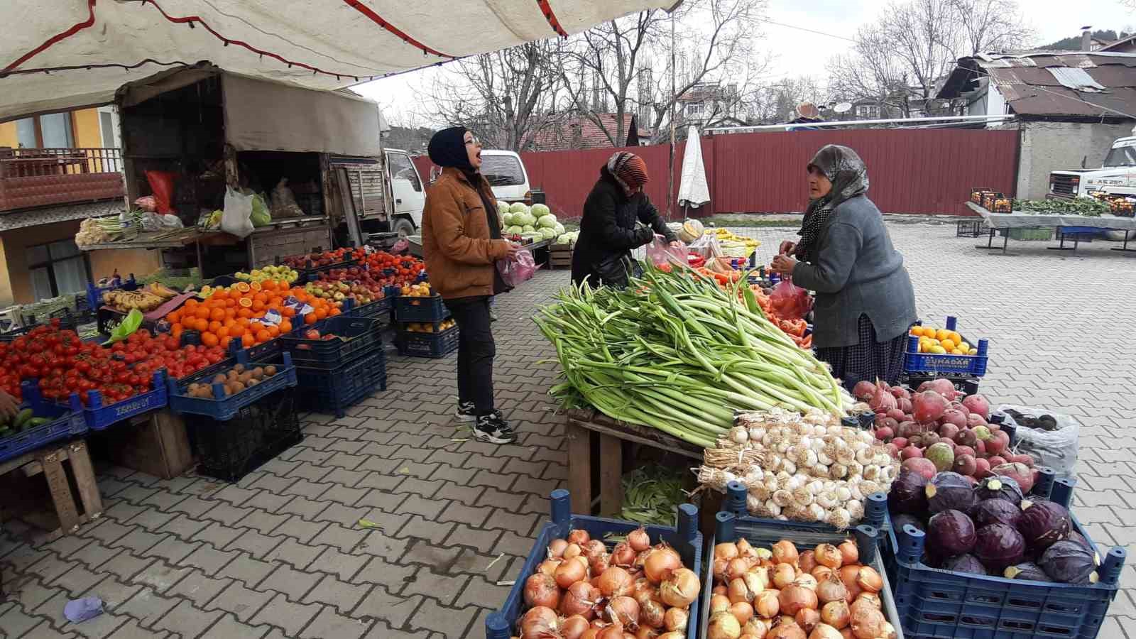 18 yaşındaki genç kız 7 yaşından beri pazar tezgahının başında
