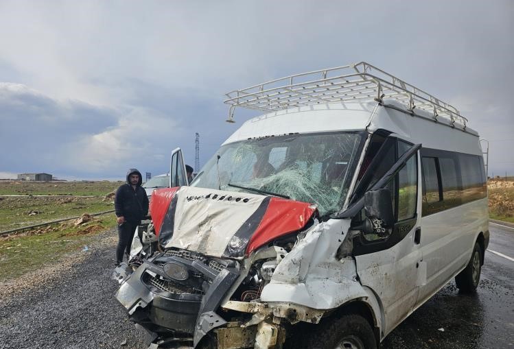 Midyat’ta tanker ile minibüs çarpıştı: 9 yaralı