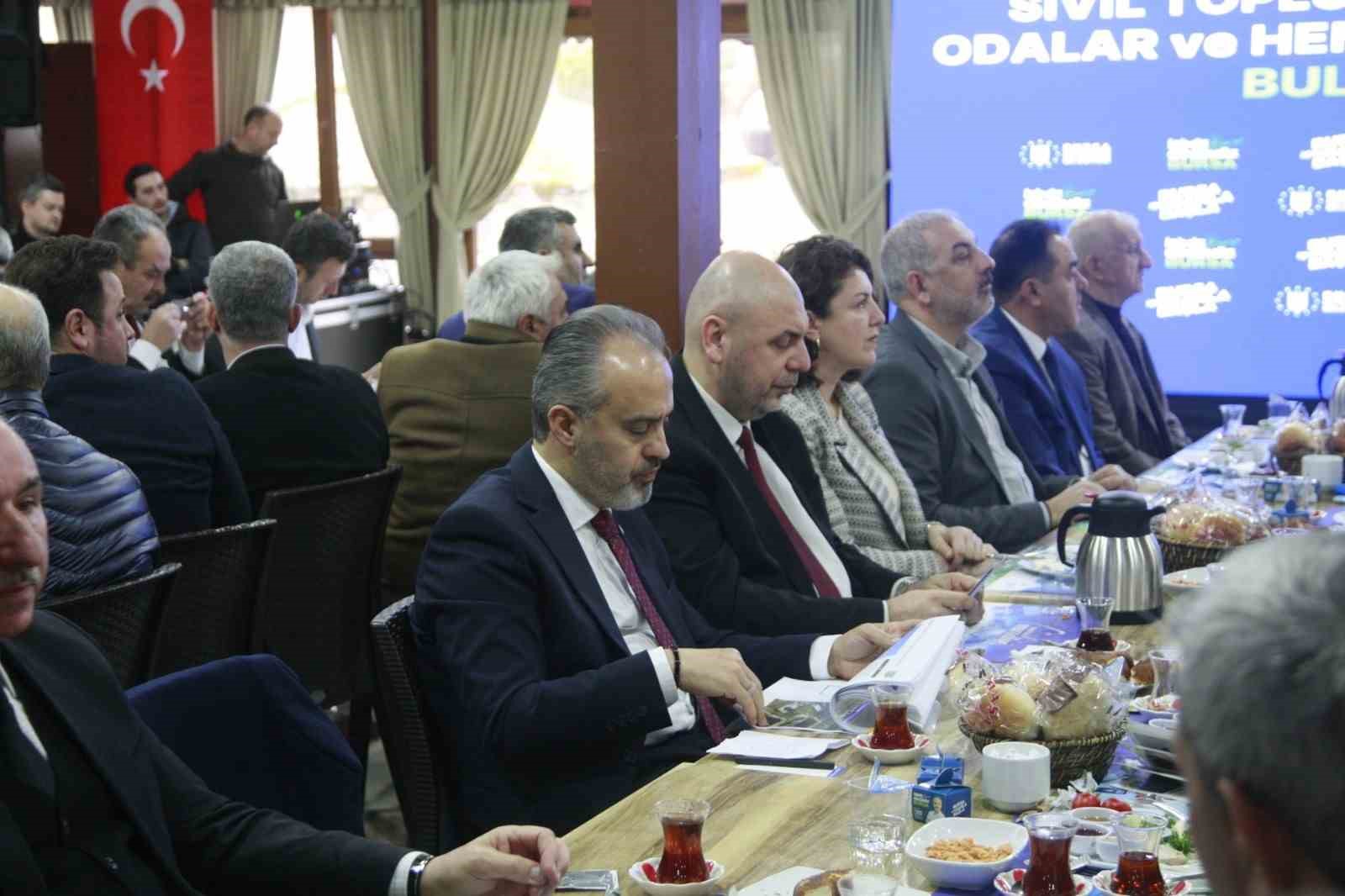 K&uuml;rs&uuml;de depremi konuşurken deprem oldu
