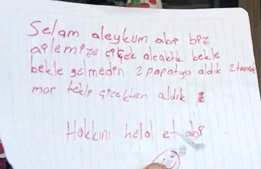 &Ccedil;ocuklar &ccedil;i&ccedil;ek&ccedil;iden aldığı papatya i&ccedil;in helallik isteyerek not bıraktı
