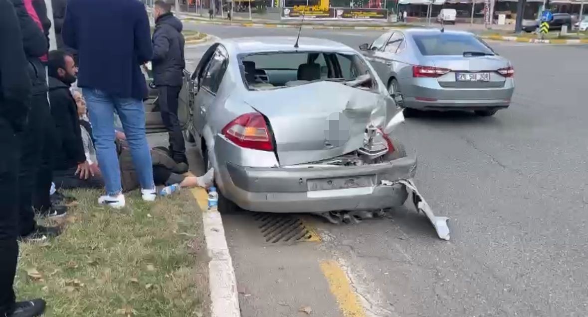 Diyarbakır’da minibüs ile otomobil çarpıştı: 2 yaralı