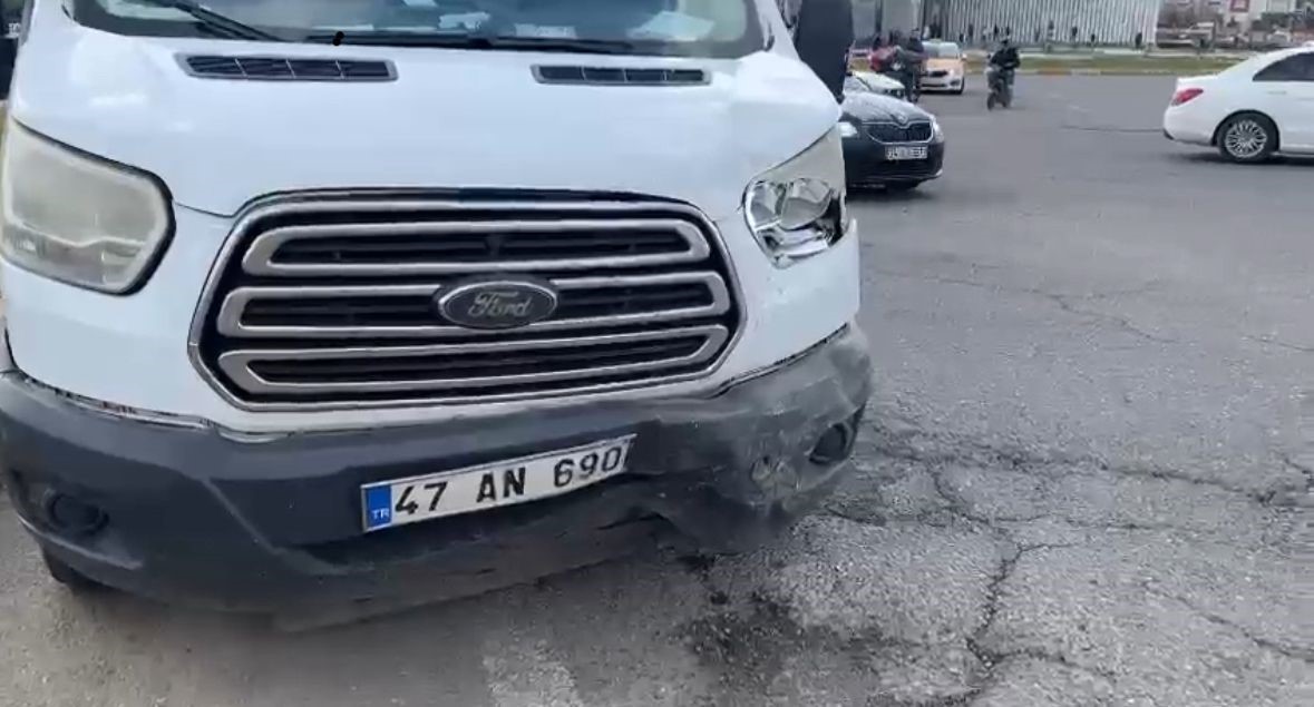 Diyarbakır&rsquo;da minib&uuml;s ile otomobil &ccedil;arpıştı: 2 yaralı
