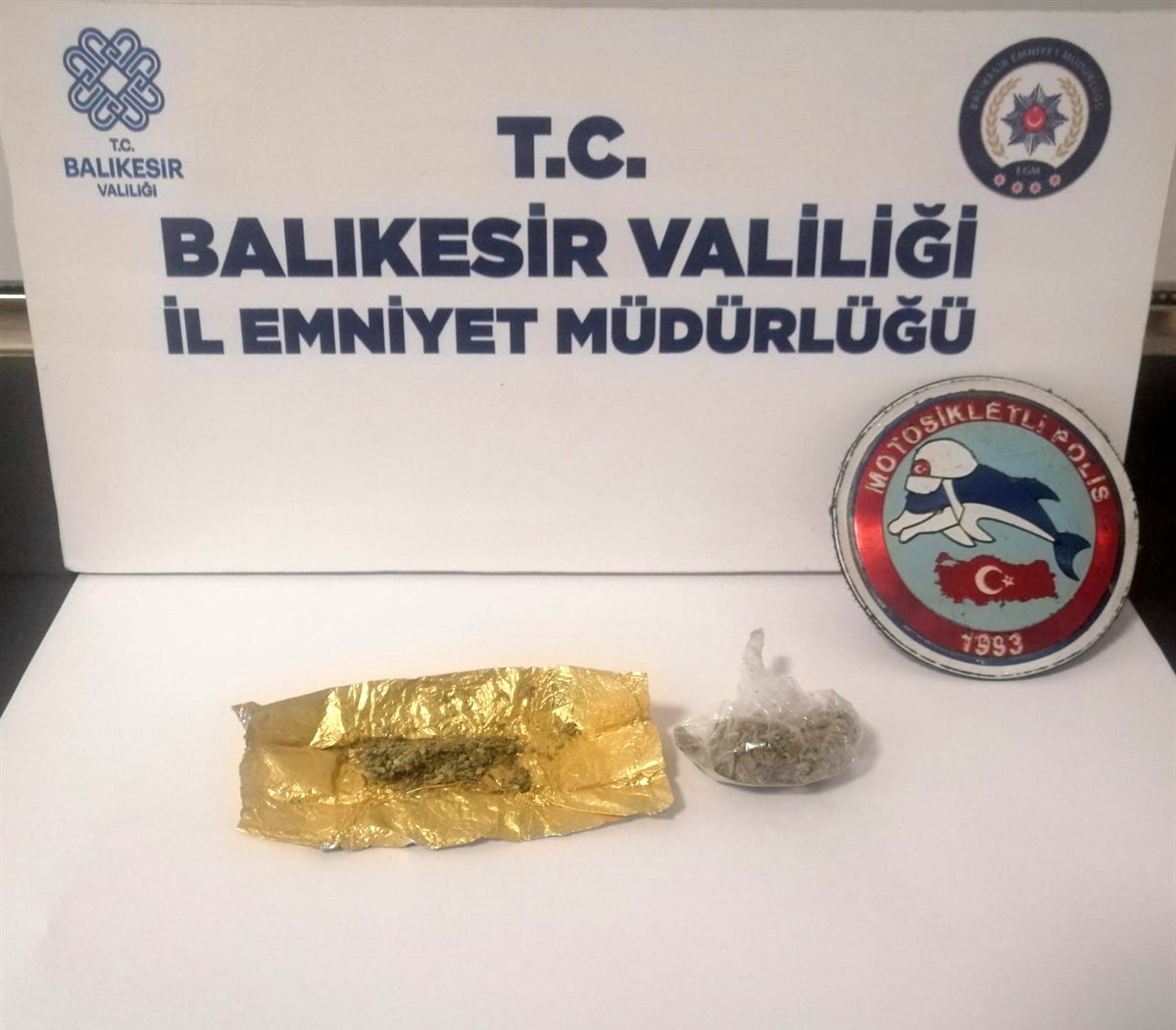 Bandırma&rsquo;da ara&ccedil; i&ccedil;inden uyuşturucu maddeyi atarken yakalandı
