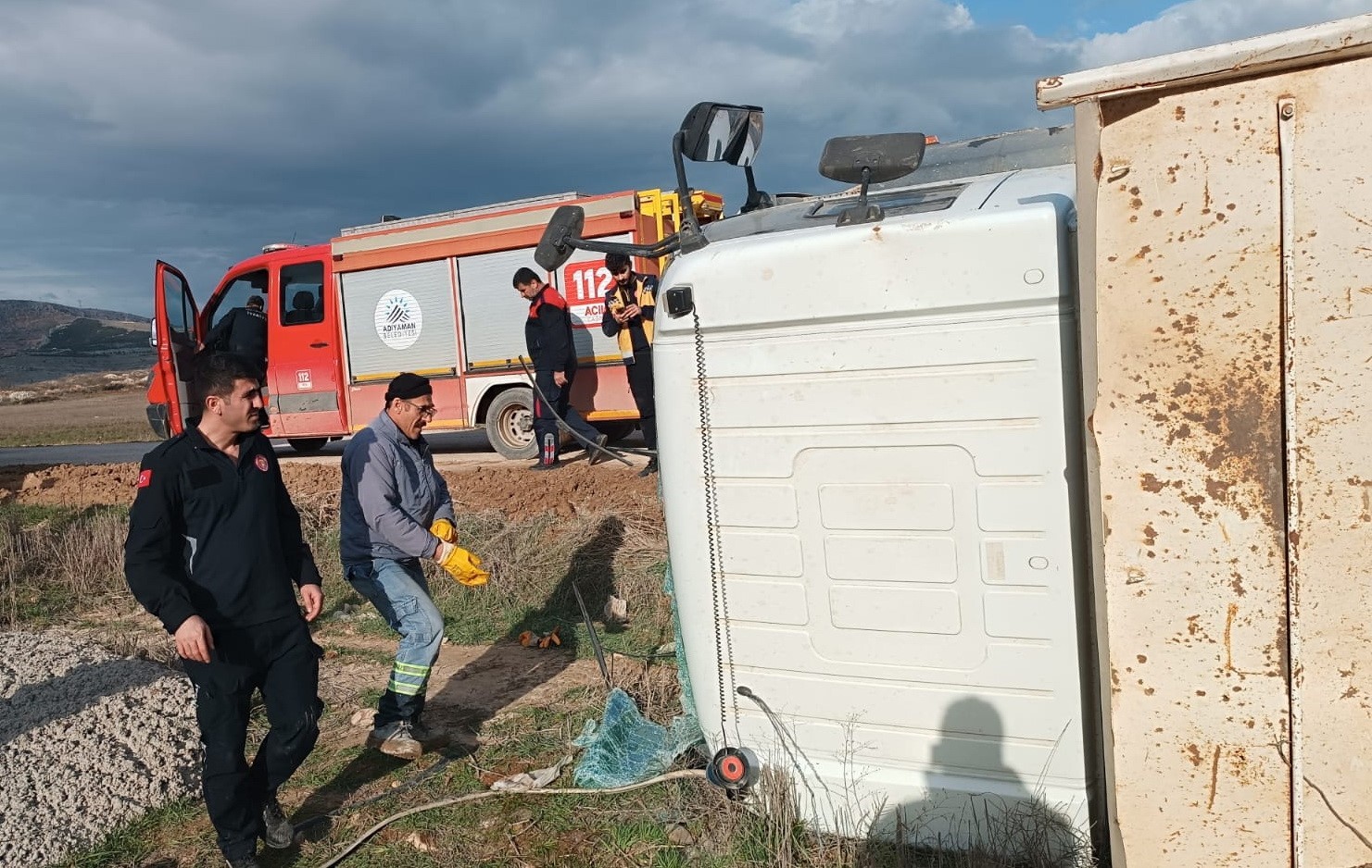 Hafriyat y&uuml;kl&uuml; kamyon devrildi: 1 yaralı
