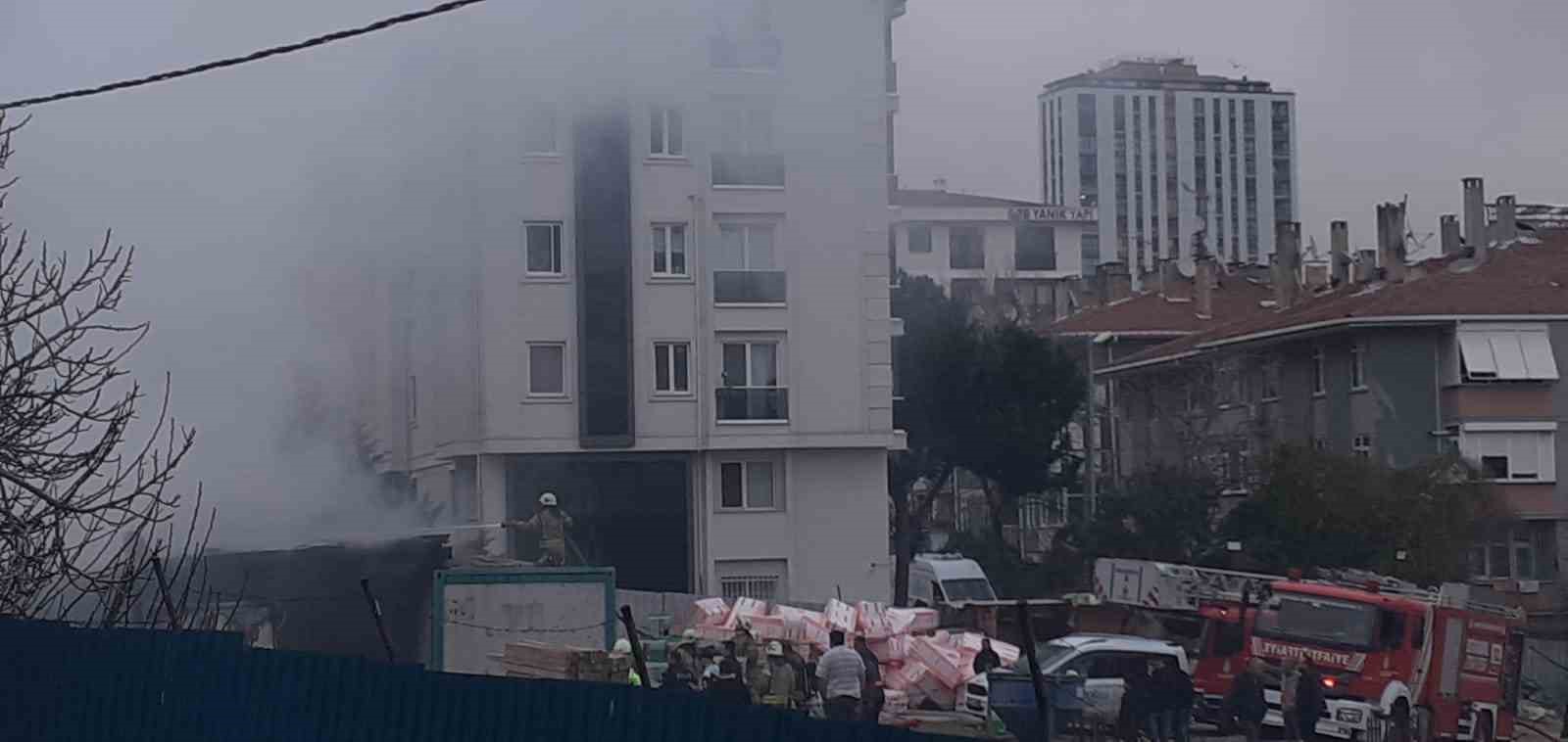 Maltepe&rsquo;de iş&ccedil;ilerin kaldığı konteynerde yangın &ccedil;ıktı 