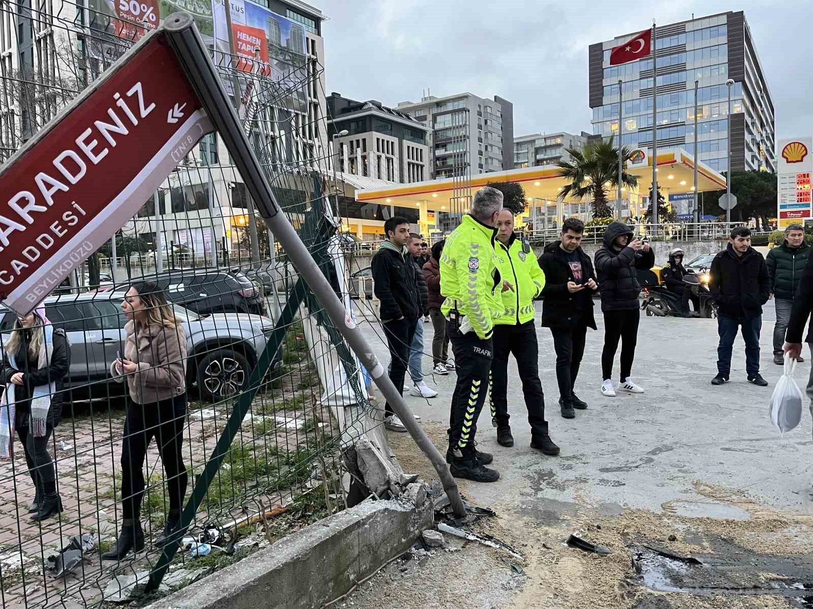 Beylikd&uuml;z&uuml; E-5 yan yolda feci kaza: 1&rsquo;i ağır 3 yaralı 