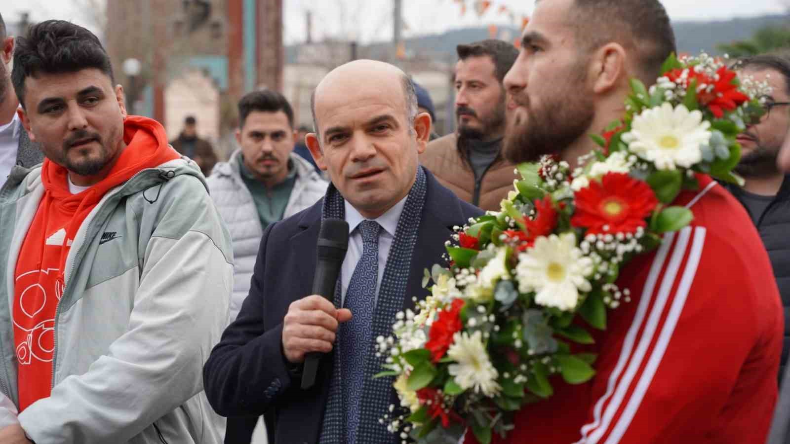 Avrupa Şampiyonu G&uuml;reş&ccedil;i Feyzullah Akt&uuml;rk&rsquo;e &Ccedil;an&rsquo;da coşkulu karşılama
