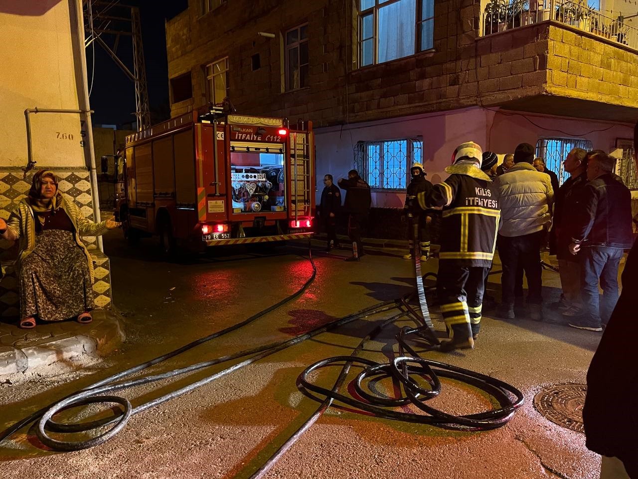 Kilis’te yangın çıkan eve vatandaşlar kovalarla su taşıdı