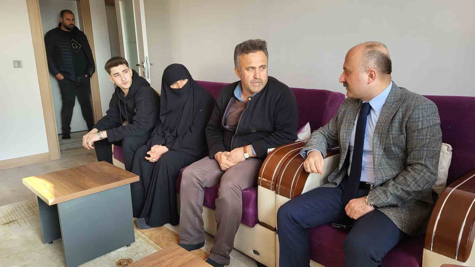 Konuta yerleşen Adıyamanlı depremzede aile ilk misafirini ağırladı
