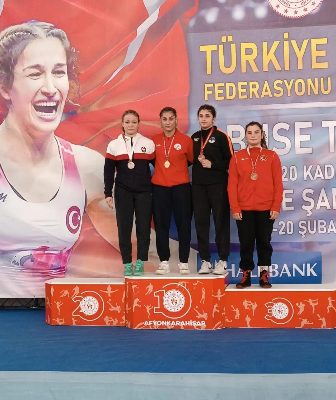 Kozanlı kadın g&uuml;reş&ccedil;i d&uuml;nya ikincisini minderde devirdi, şampiyon oldu
