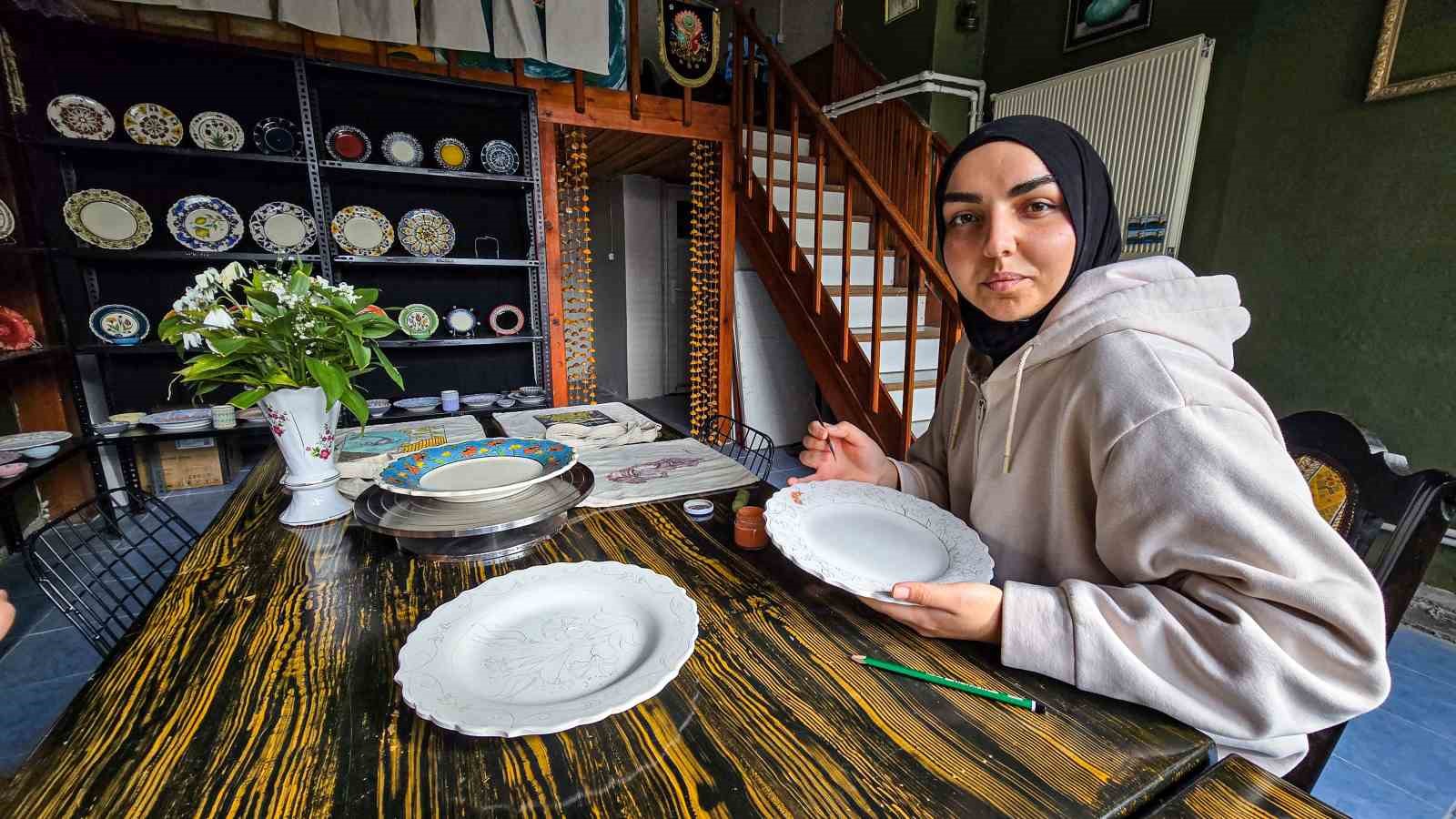 Tokat&rsquo;ta il&ccedil;enin tek kadın esnafı, &ccedil;ini sanatının incisi oldu
