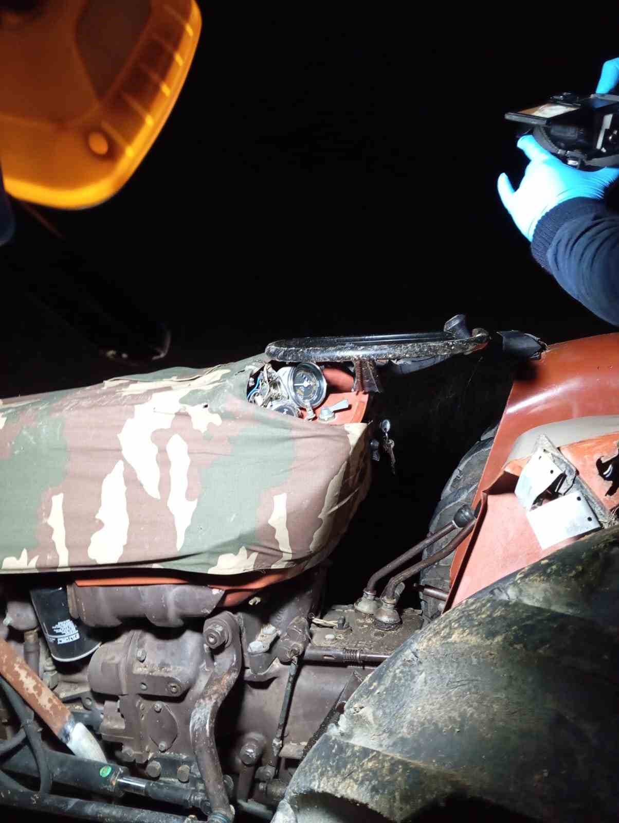 U&ccedil;uruma yuvarlanan trakt&ouml;r&uuml;n altında kalarak hayatını kaybetti
